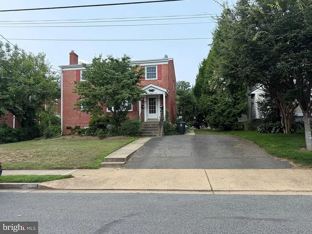 2 bed, 1.0 bath, 2112 sqft, $2,600 — Photo 1