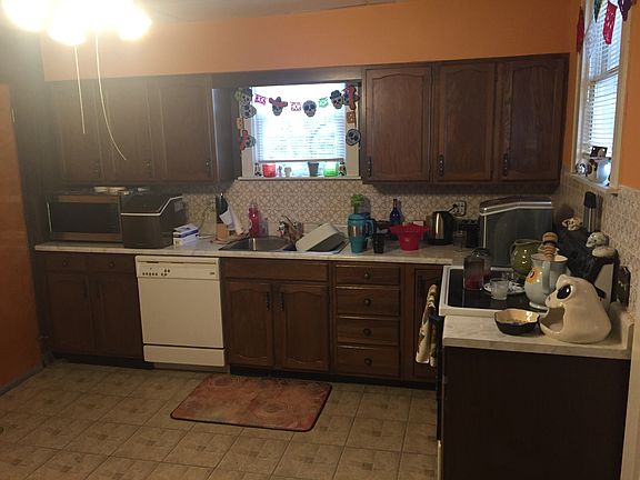 Large eat-in kitchen w/ APPL