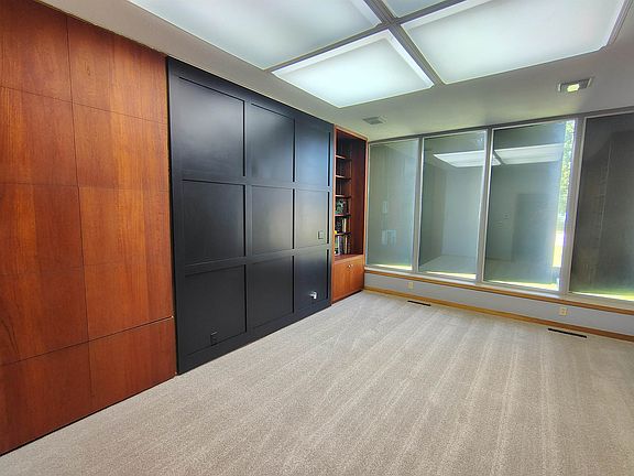 5th image of 2555 Pershing Rd