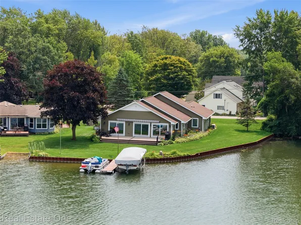 2939 Tamarack Lake Dr, Pinckney, MI 48169