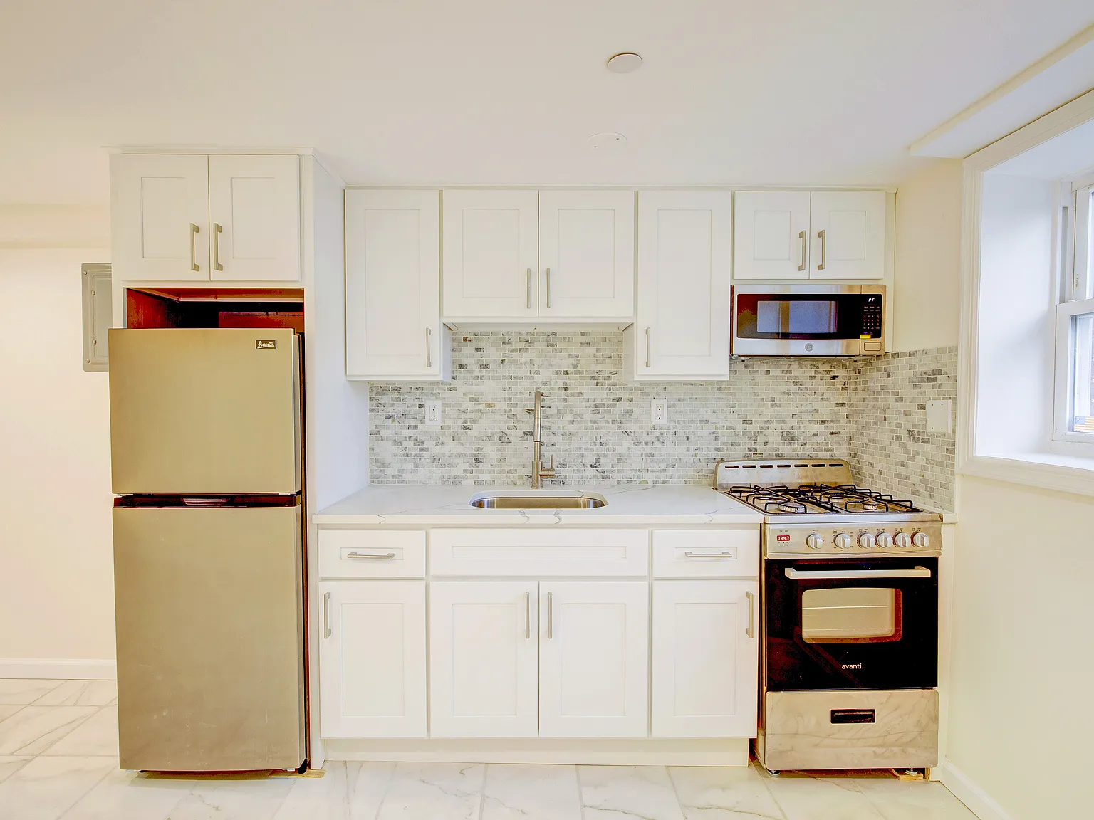 670 W Broadway — Photo 3