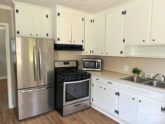 4th image of 1599 Hillcrest Ave