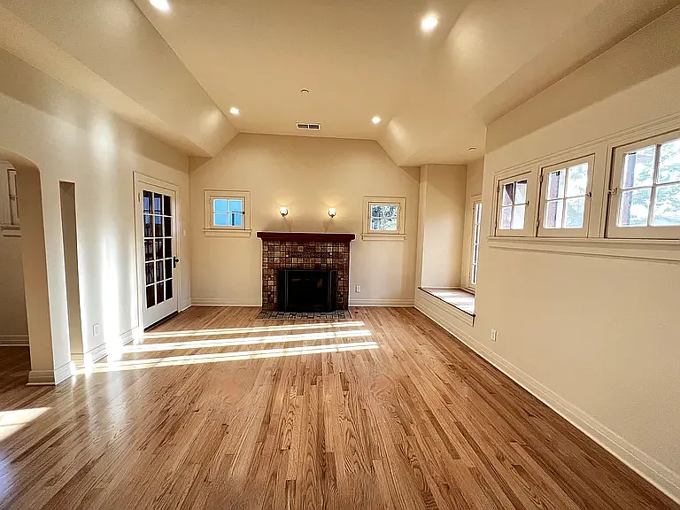 312 N Palm Dr — Photo 3