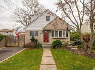 111 E Granada Ave, Lindenhurst, NY 11757