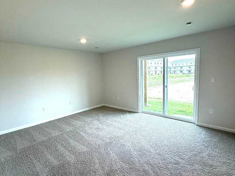 128 Essex Dr — Photo 3