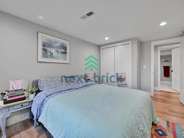 11810 NE 75th St — Photo 16