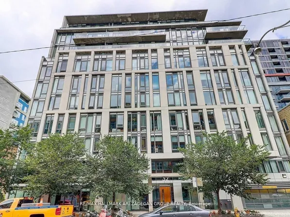 32 Camden St #601, Toronto, ON M5V 0G4