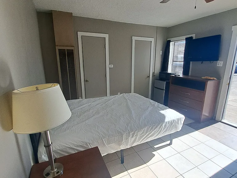 705 N Date St #4 — Photo 2