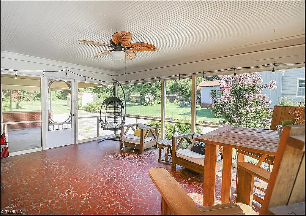 2 bed, 1977 sqft, $1,950 — Photo 2