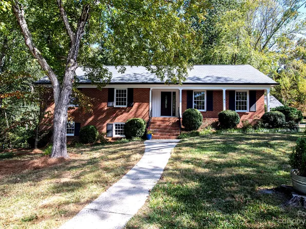 2400 Skylark Ct, Charlotte, NC 28210
