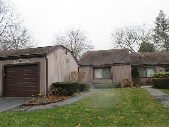 3rd image of 204 Strathmore Gate Dr