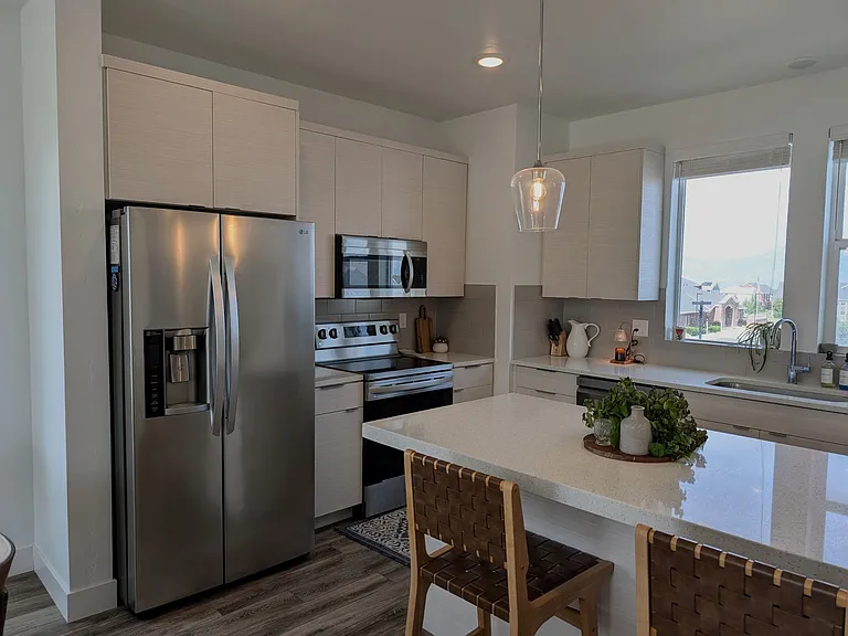 Stainless steel kitchen appliances included