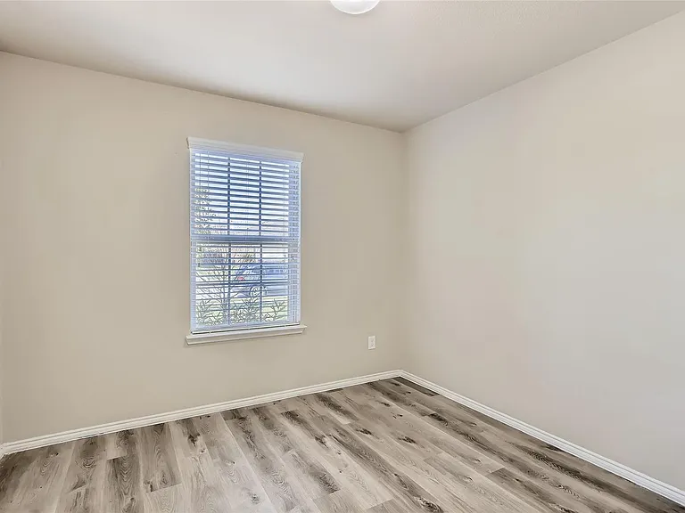 503 Hawthorn Dr — Photo 6