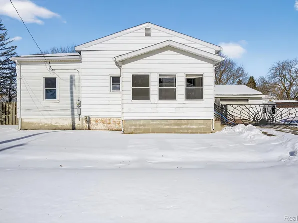 2221 Savoy Ave, Burton, MI 48529
