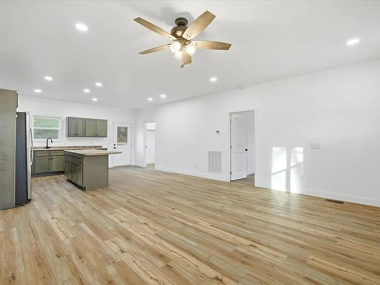 939 Nichols Rd — Photo 4