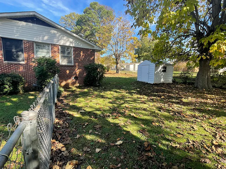 4006 Eastwood Dr — Photo 2