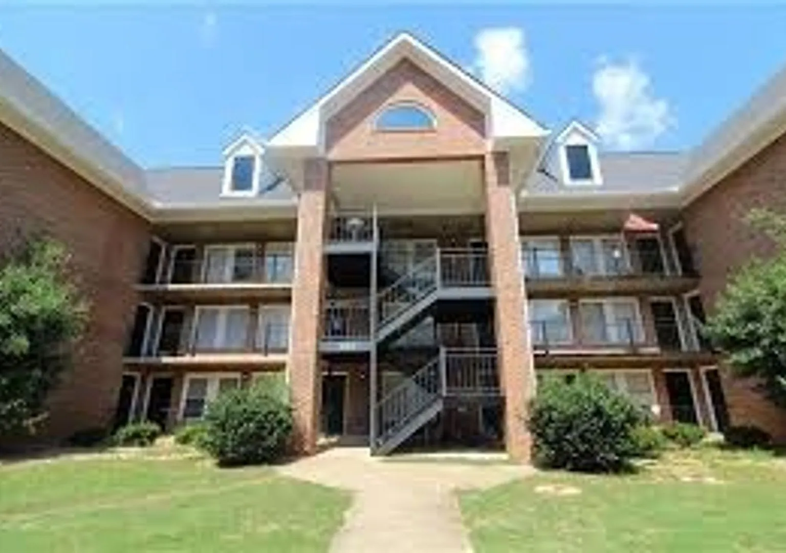 Deerfield Condominiums — Photo 1