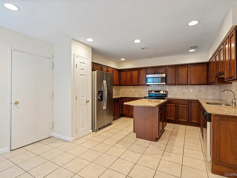 90 Foxwood Dr — Photo 10