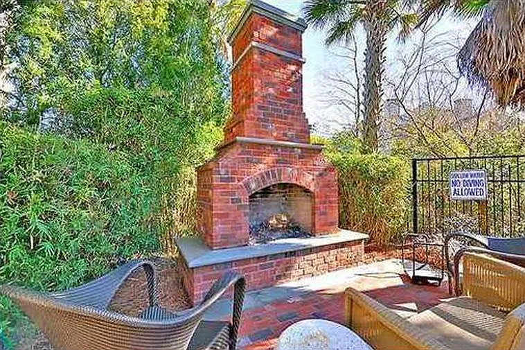 Outdoor fire pit