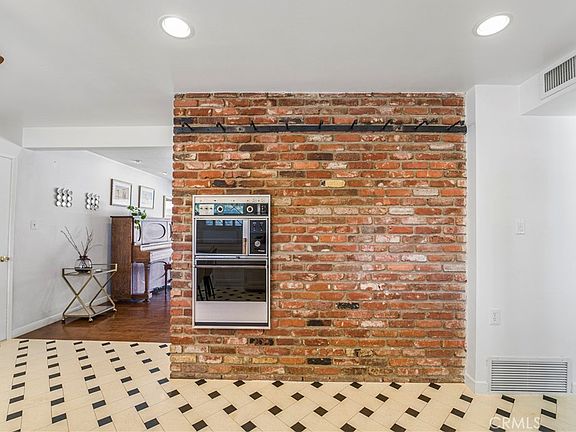 4th image of 10116 Debra Ave
