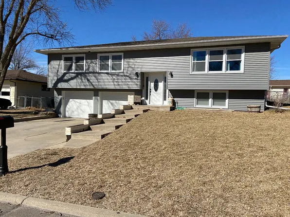 1140 Longwood Dr, Crete, NE 68333