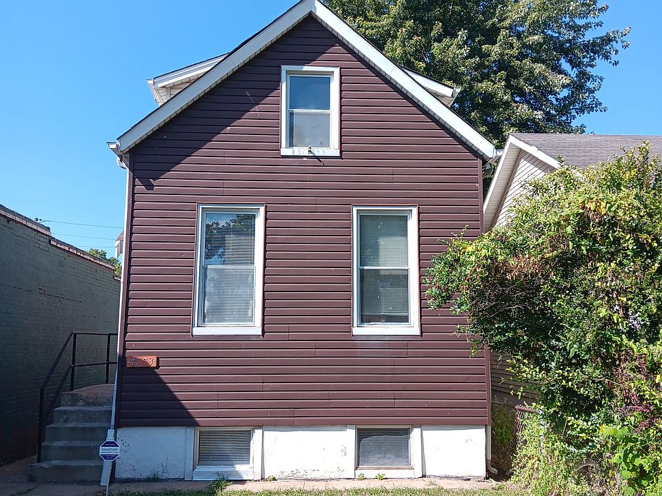 Front of house. With fensed in yard.