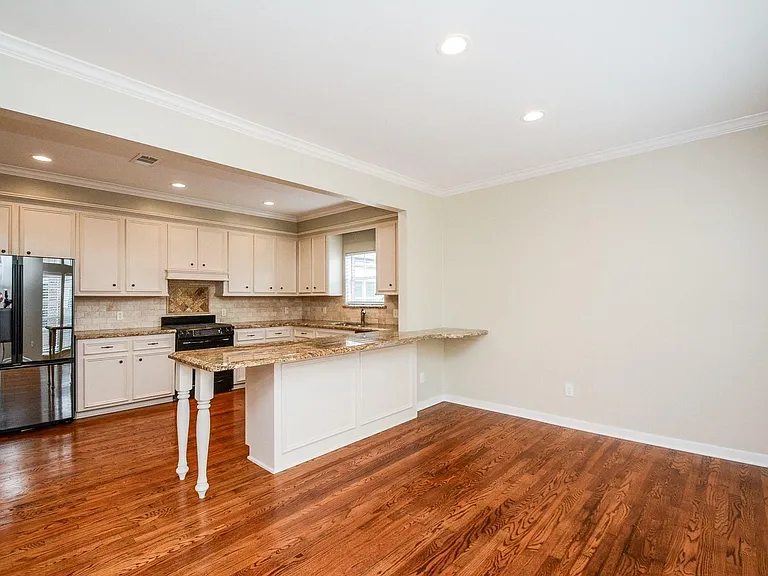 2022 Fairview Ave — Photo 9