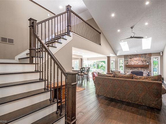 2nd image of 19 S Hampton Cir