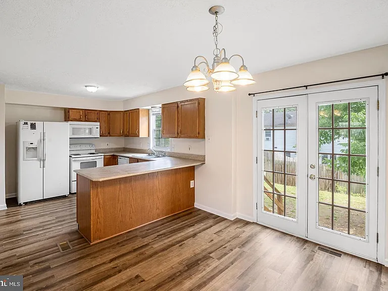 206 Emily Ln — Photo 4