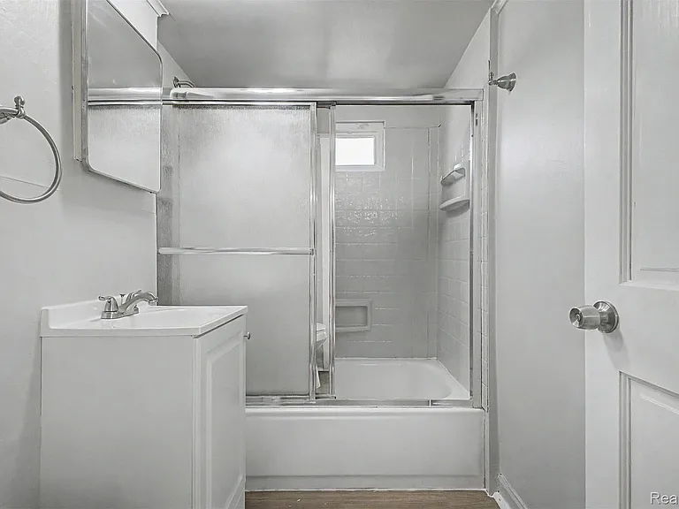 1301 E Muir Ave — Photo 5