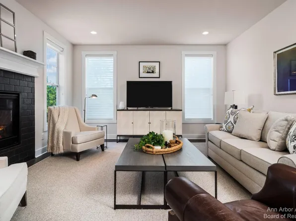 419 Pineway Dr, Ann Arbor, MI 48103