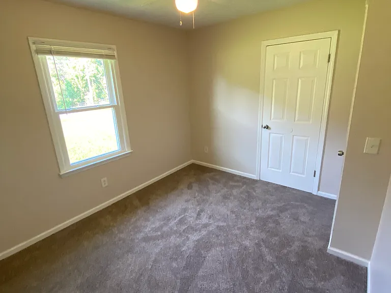 240 Lakeview Dr — Photo 9