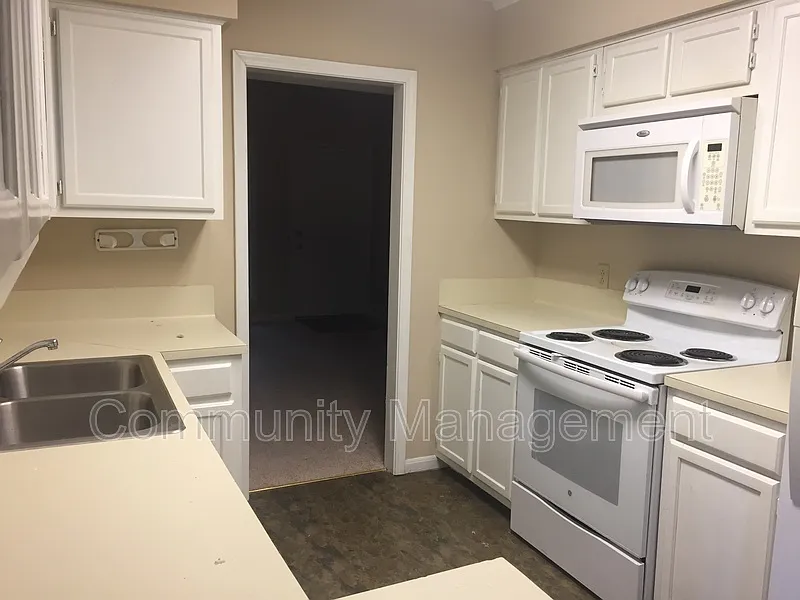 3 bed, 2.5 bath, $1,300 — Photo 4