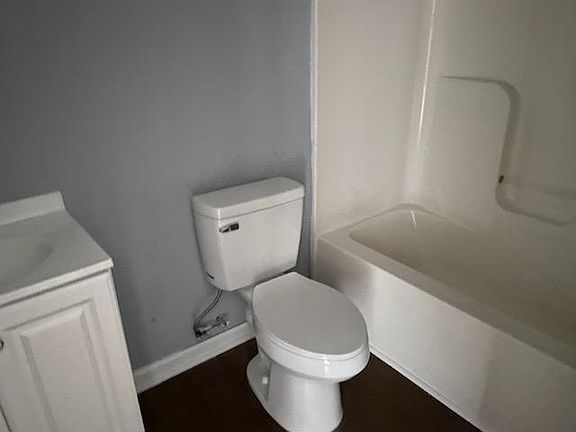 4th image of 1000 Barney St