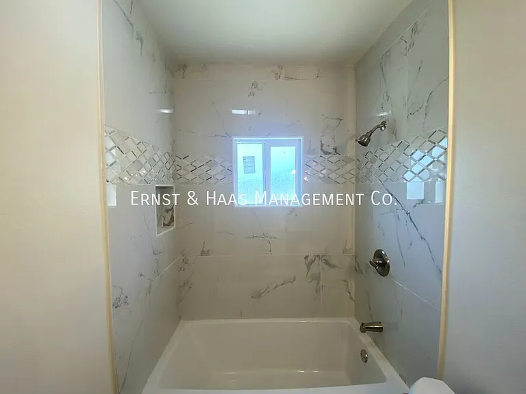 1145 1/2 Freeman Ave — Photo 15