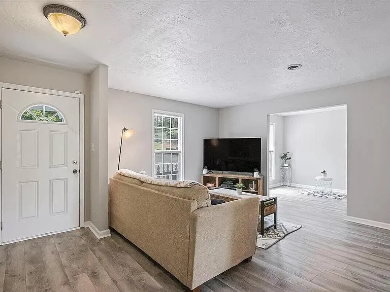 327 Oak Lake Dr — Photo 4