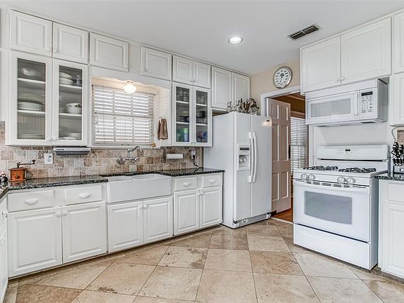 3rd image of 2610 Marvin Ave