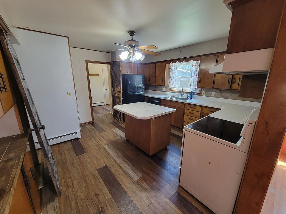 1st image of 224 Cedar St NE