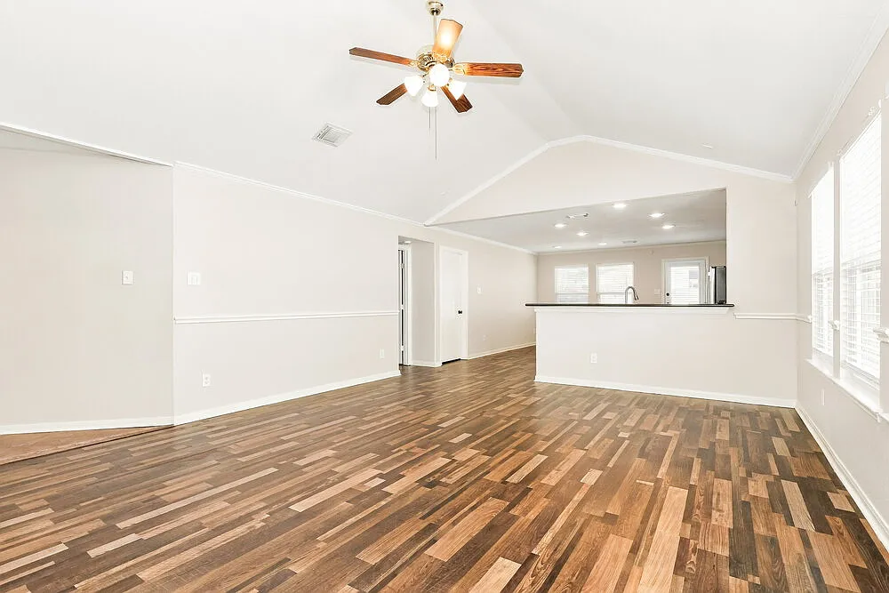 4 bed, 2.0 bath, 1886 sqft, $1,910 — Photo 4