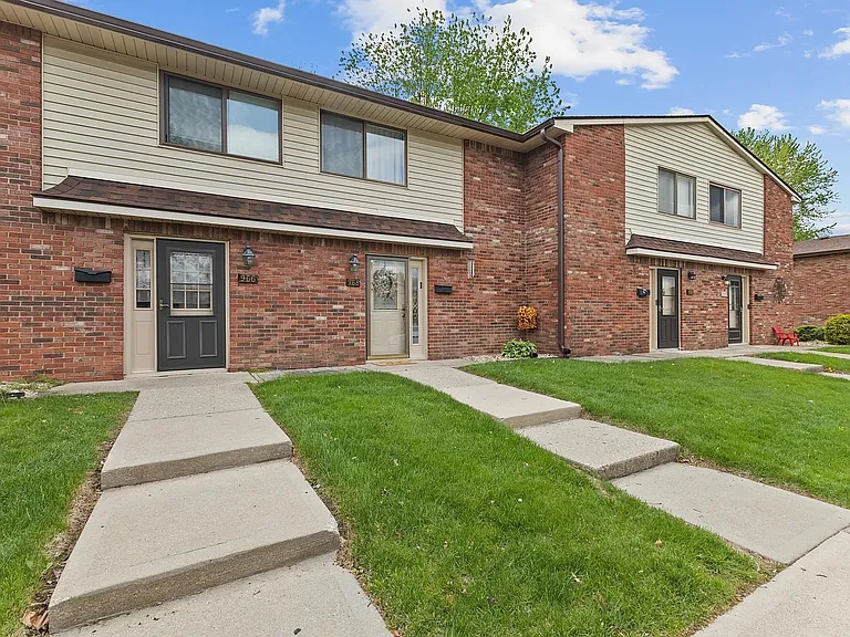 968 Greenwood Trl W — Photo 3