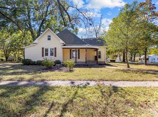 904 S Oak Ave, Aurora, MO 65605
