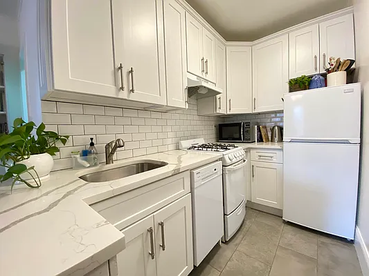 Rented by Harris Philip NYC | media 21