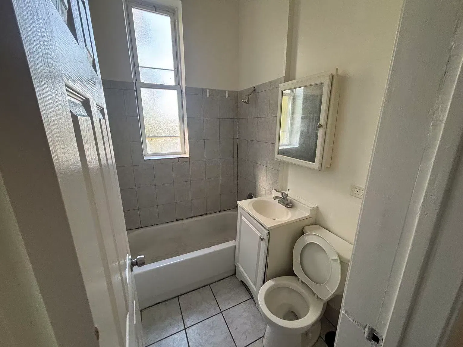 3 bed, $1,600 — Photo 2