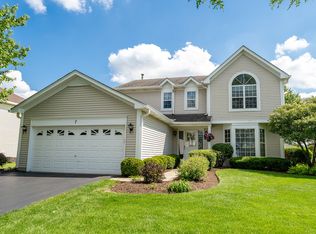 7 Camden Ct, Cary, IL 60013