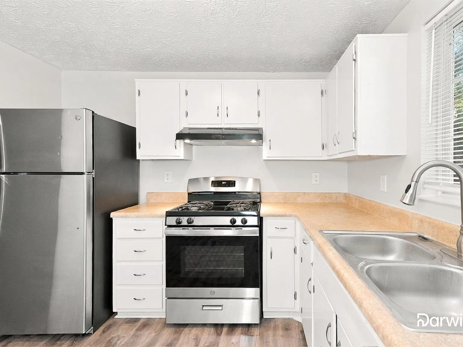 3 bed, 3.0 bath, 1428 sqft, $2,355 — Photo 2