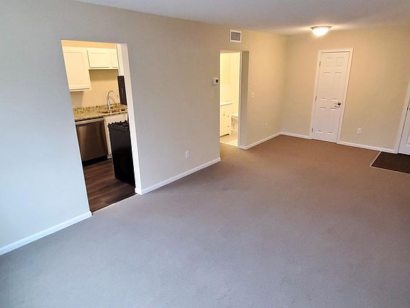 3rd image of 2902 Polk St NE
