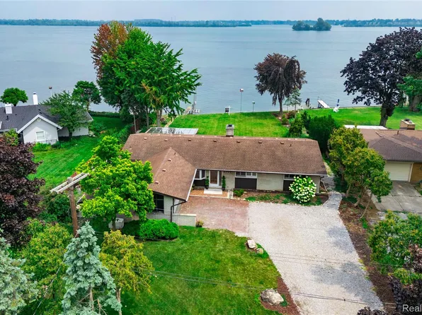 27607 Elba Dr, Grosse Ile, MI 48138