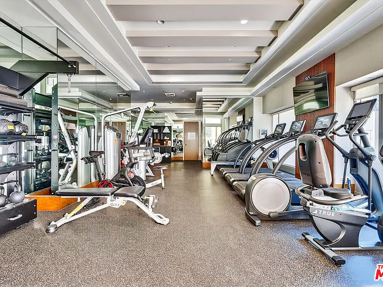 10727 Wilshire Blvd #1802 — Photo 34