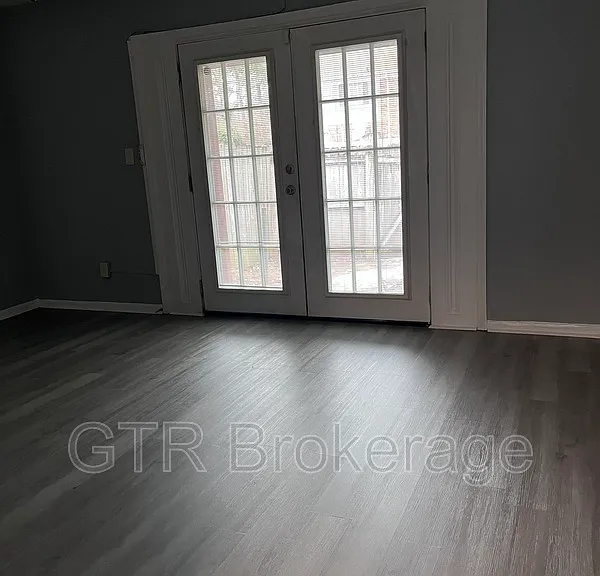 2584 Stratford Ln — Photo 4