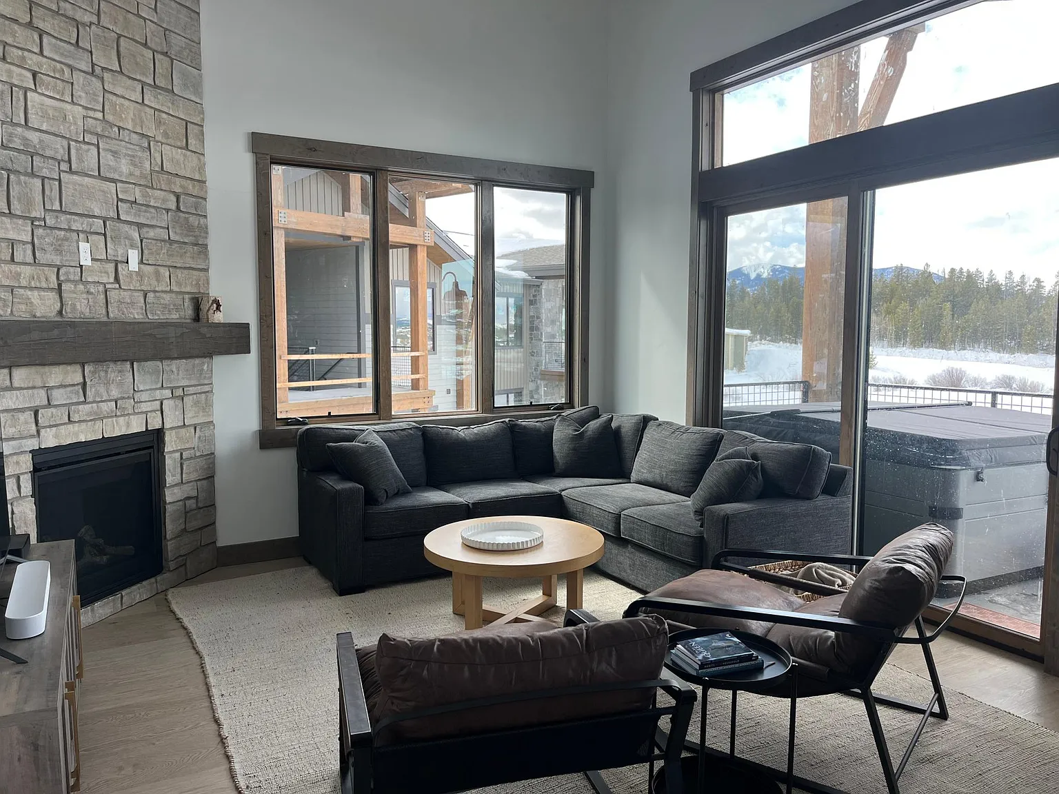 3 bed, 1311 sqft, $3,950 — Photo 3